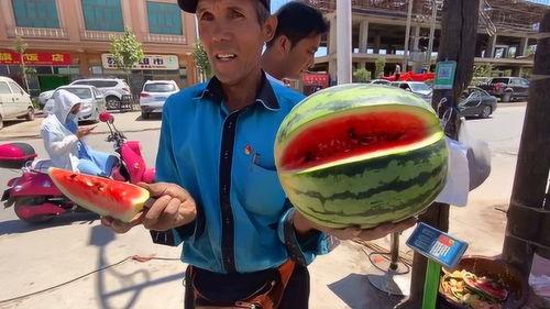 路边吃瓜大叔视频,大叔路边吃瓜，揭秘生活百态