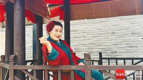 王婆说媒现场吃瓜视频,吃瓜群众围观笑料百出