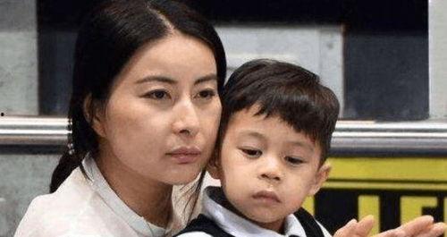 郭晶晶怀孕时吃瓜的视频,温馨画面引网友热议