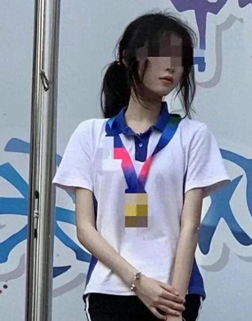 情侣吵架闺蜜吃瓜视频,闺蜜吃瓜围观，一场甜蜜的“战争”